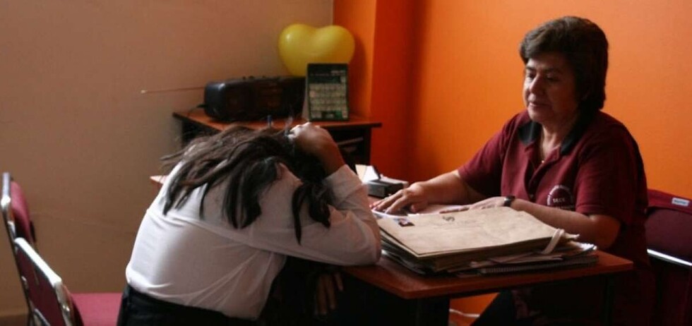Profesor besó a 2 alumnas en la boca y fue cautelado