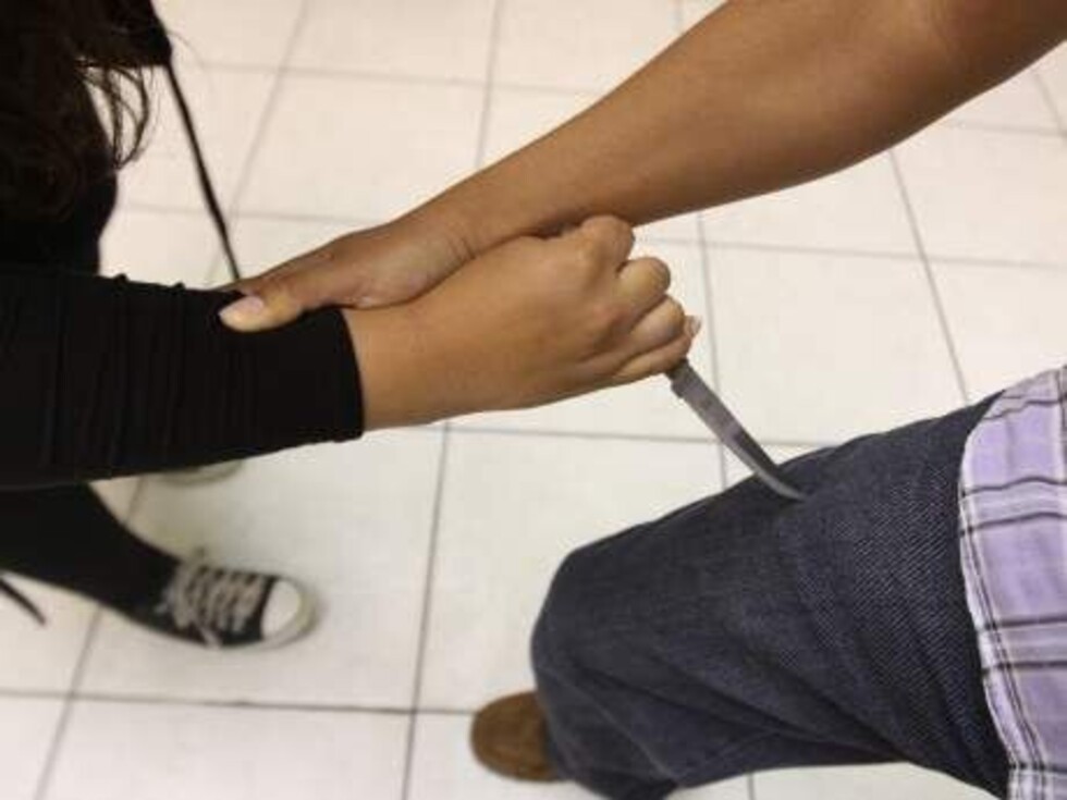 Intentó asfixiar a su  mujer y ésta lo apuñaló