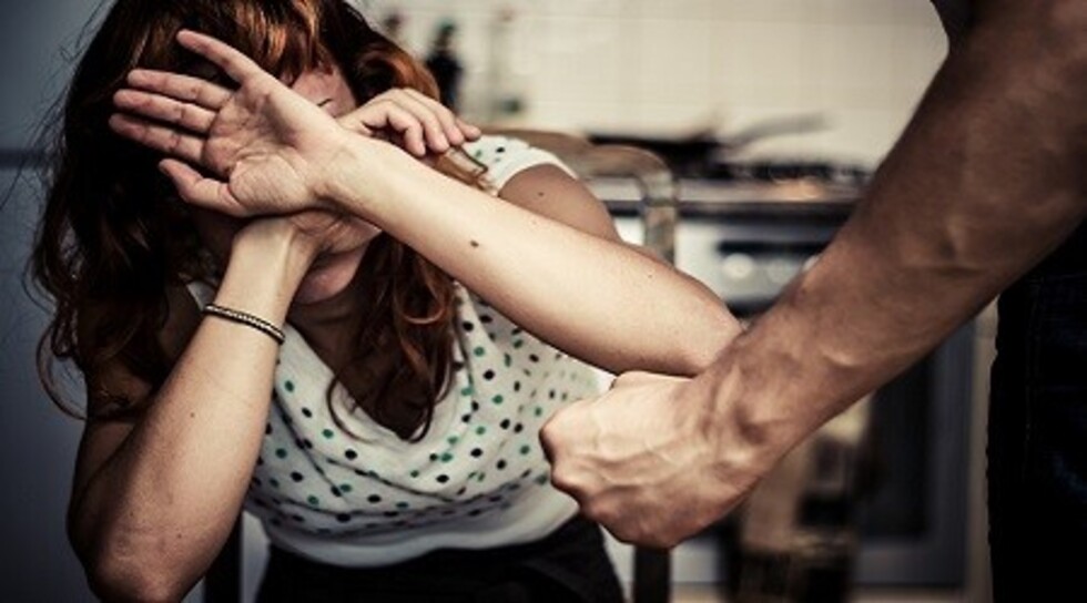 Golpeó a su esposa porque se puso su talco