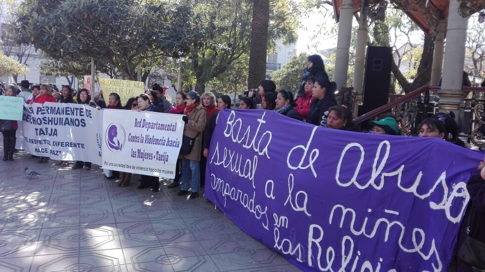 Colectivos de Tarija marchan en repudio de violaciones y abusos a menores de edad