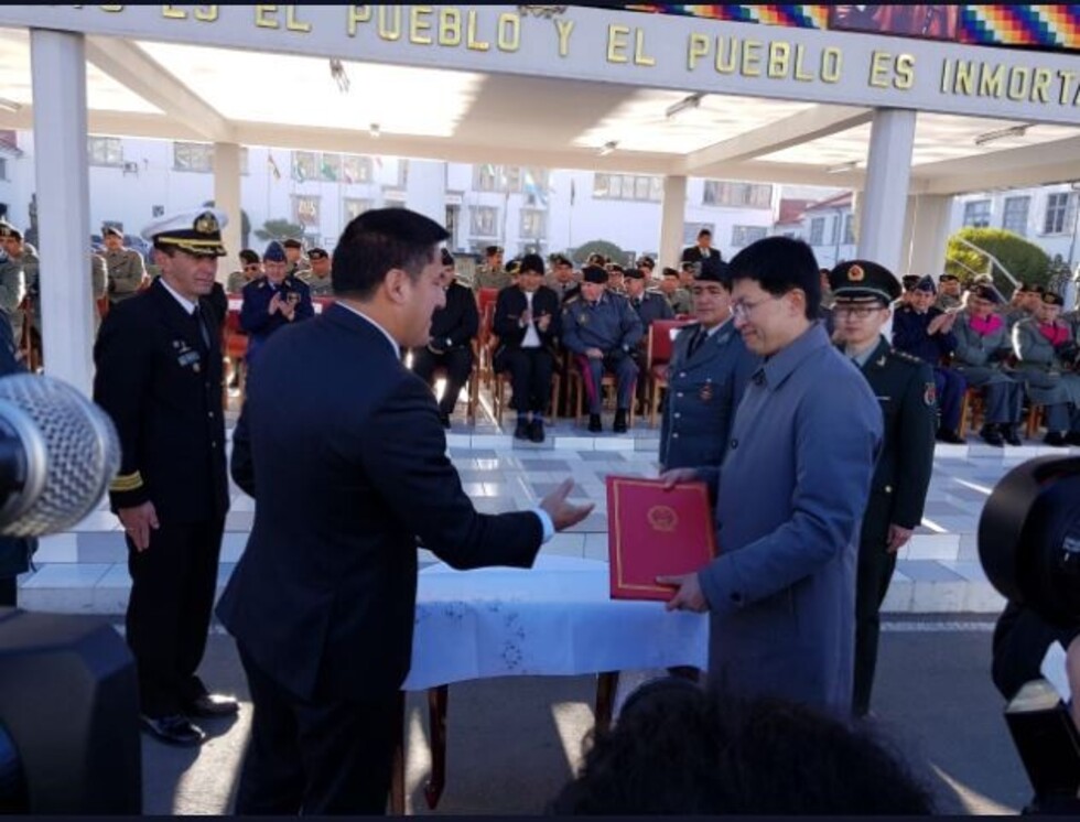 China entrega equipamiento al Ejército de Bolivia