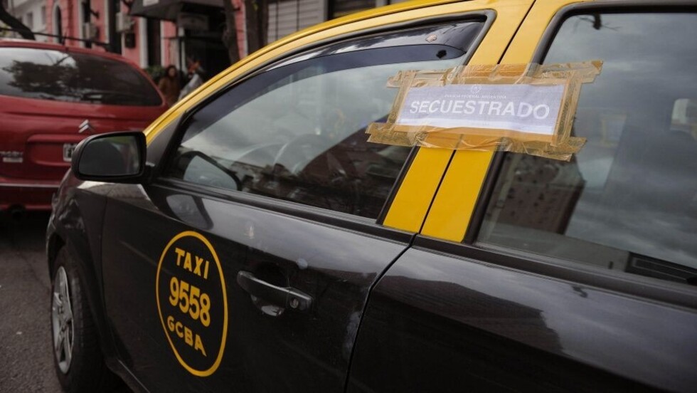 Un taxista y un travesti distribuían  cocaína