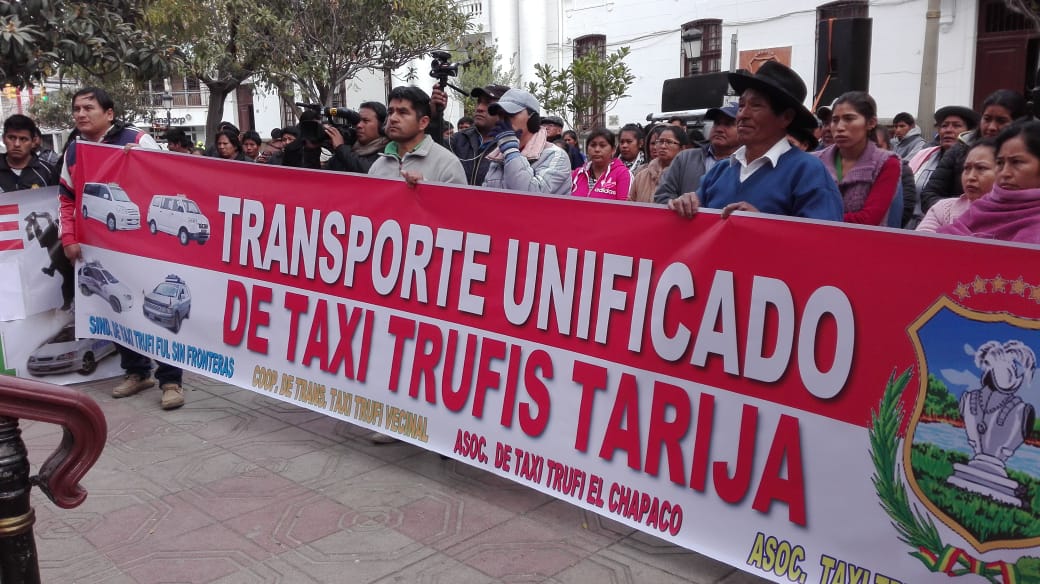 Marcha y caravana de taxi trufis se movilizan en Tarija (Videos)