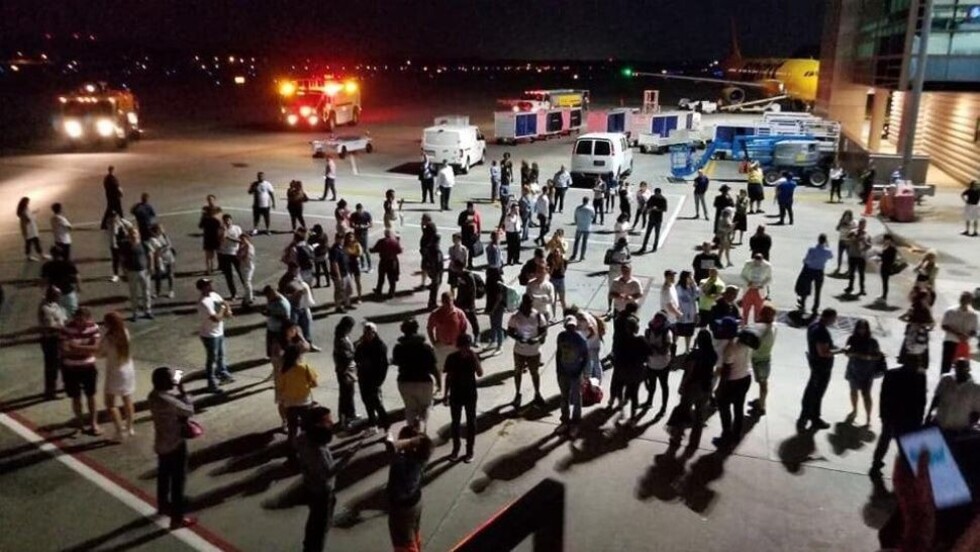 Avión tuvo que aterrizar por fuerte “olor a pata”