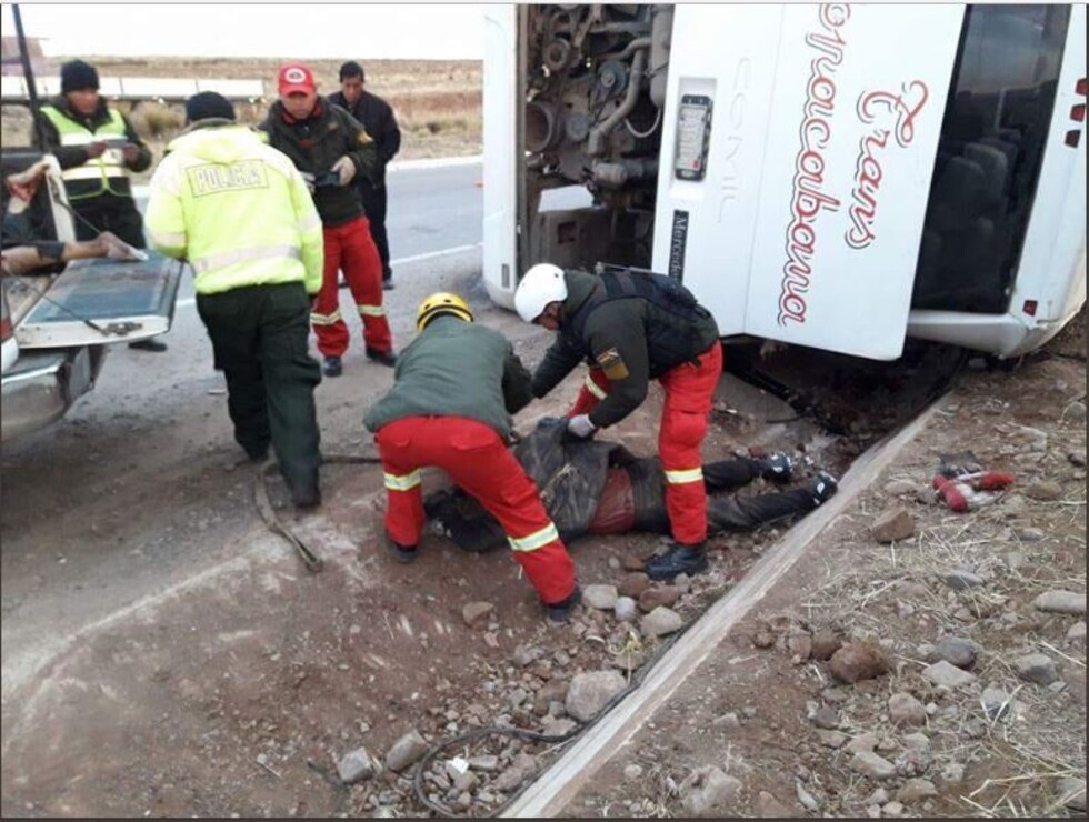 Accidente de autobús deja 4 muertos y 30 heridos en carretera Oruro - La Paz
