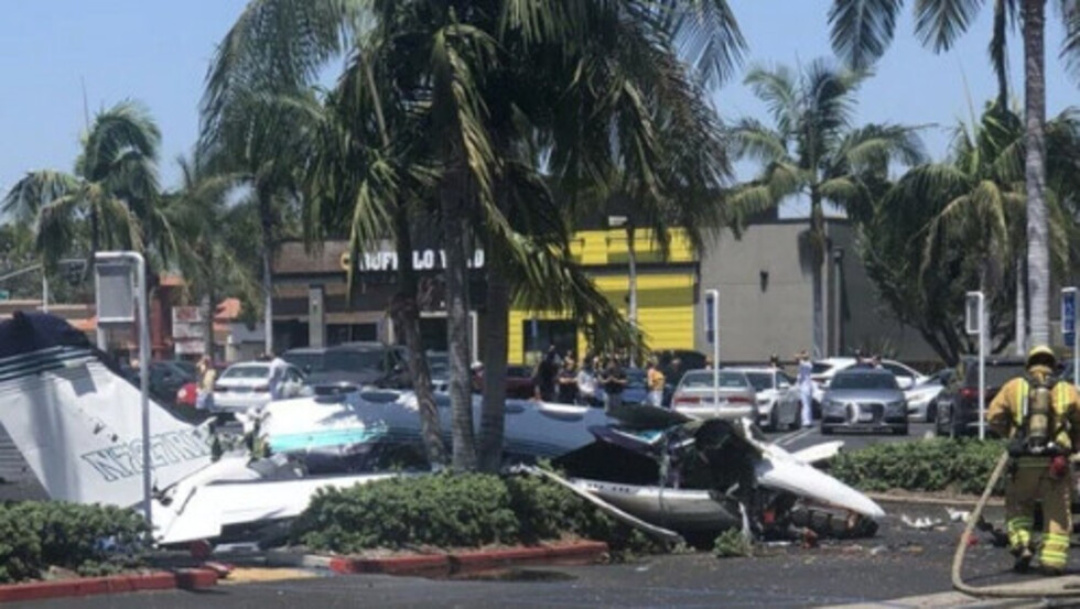 Avioneta se  estrelló cerca de un centro  comercial