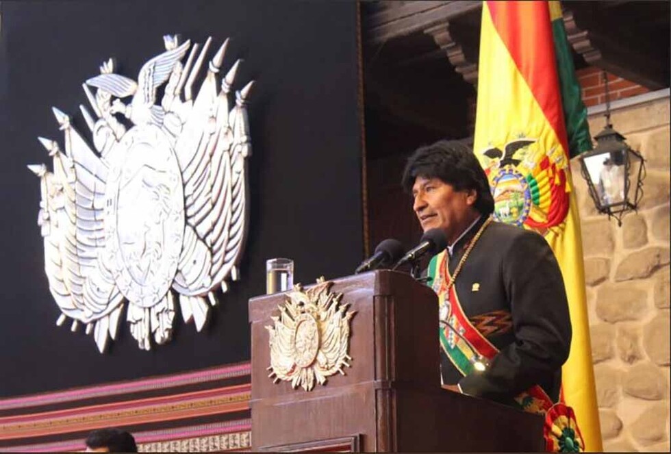Presidente ofrece breve discurso en medio de gritos de colectivos y oficiales