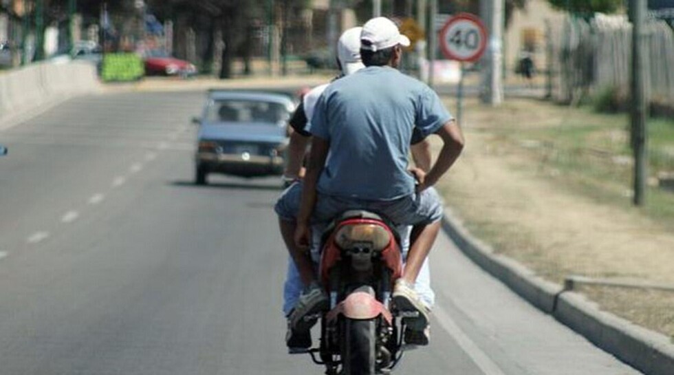"Motochorros" menores de edad sustraen una cartera con Bs.500 y un celular