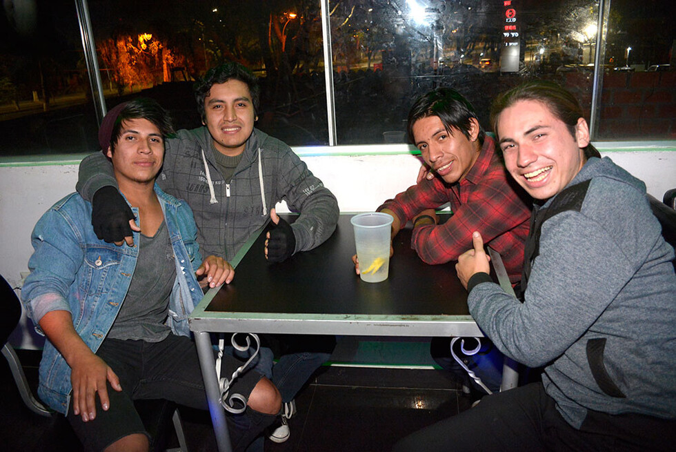 Rock del bueno en el local   Hot Rock