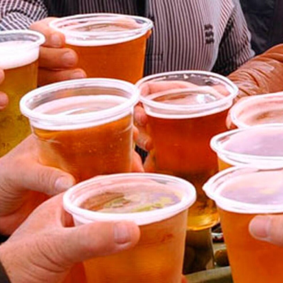 Encuentran vasos desechables reutilizados en centros nocturnos de Tarija