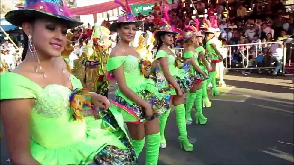Inicia entrada folklórica de Urkupiña con 50.000 bailarines
