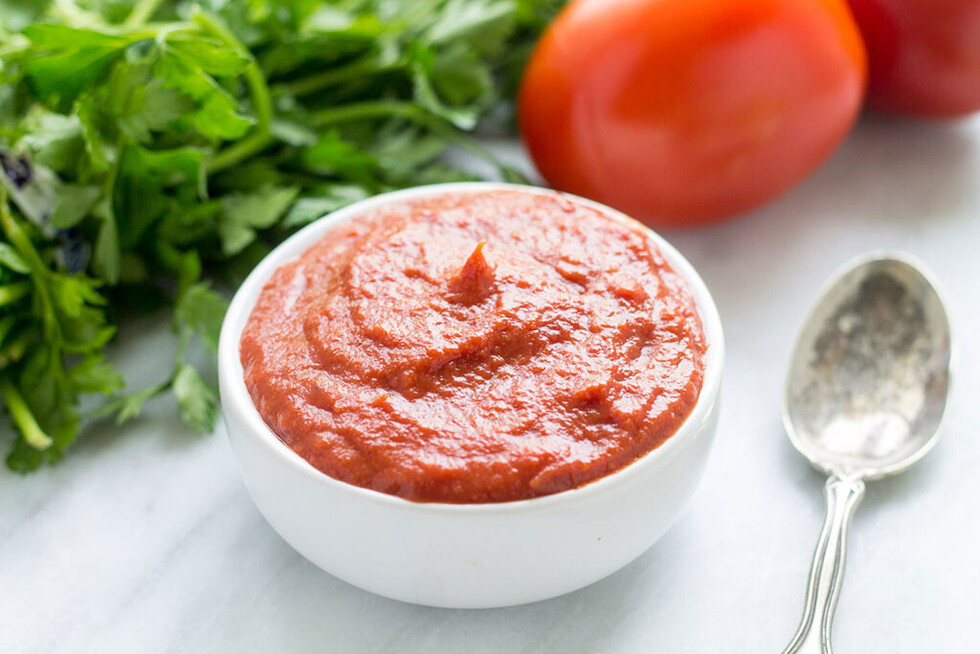 El jugo  de tomate envasado