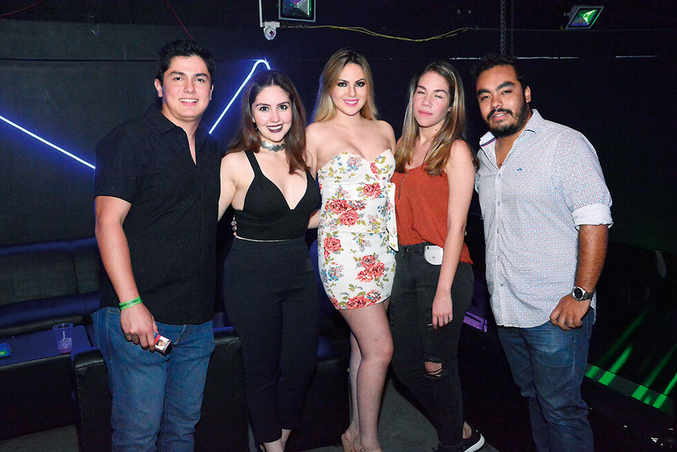 Pasándola  churo en la  disco