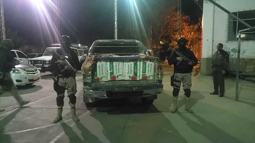 Policía interceptó dos vehículos con productos de contrabando de Argentina