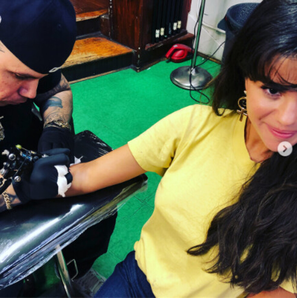 Selena Gomez se hace tatuajes con sus amigas