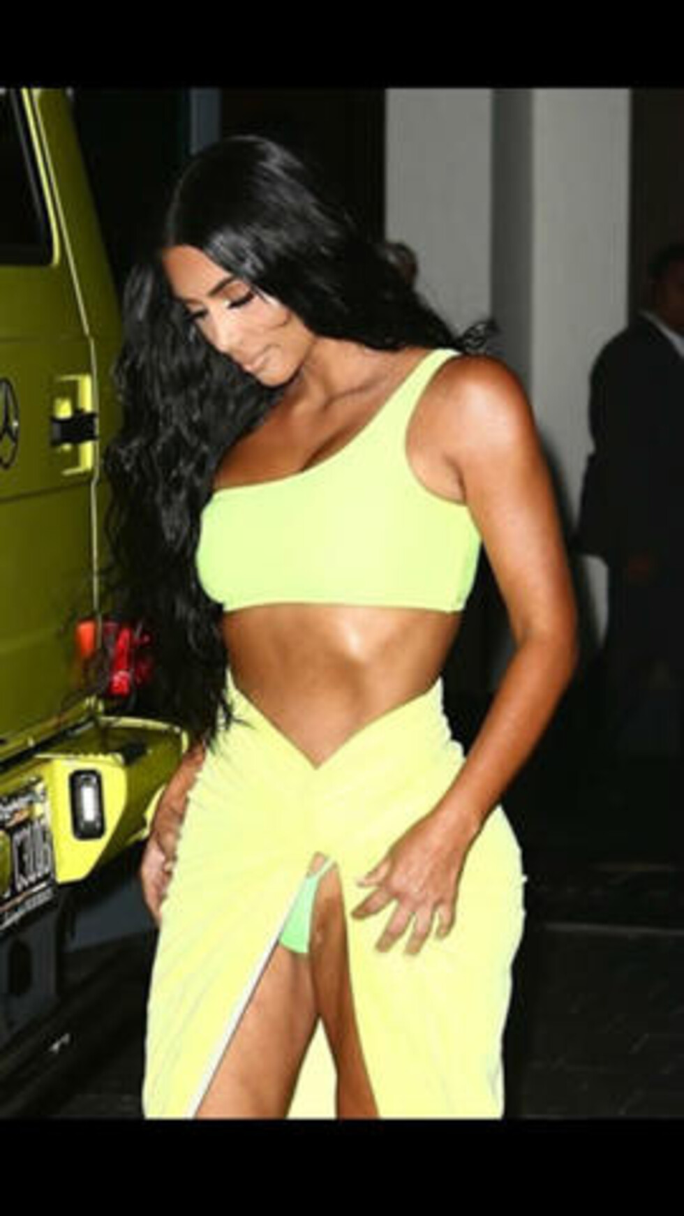 Kim enseñó de  más y mostró  su sexy tanga