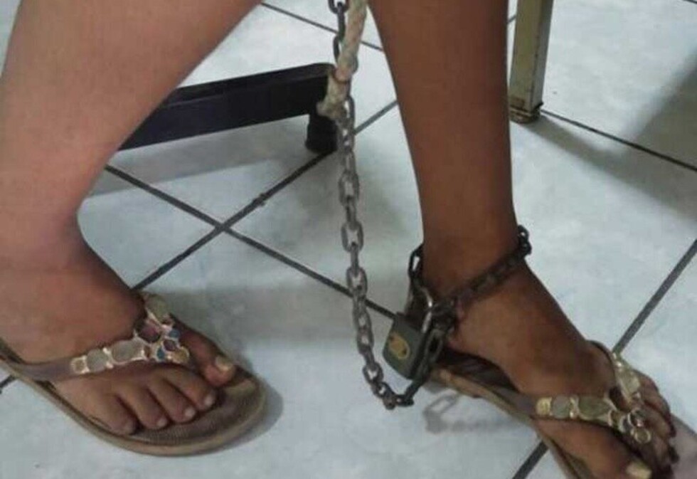 Encadenó a su hija  para que no vea a su novio