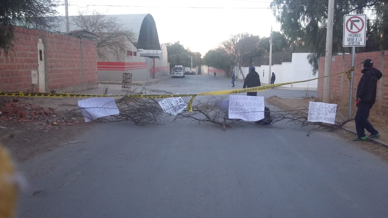 Vecinos del barrio Aeropuerto bloquean y exigen que Av. Heroes del Chaco sea doble vía