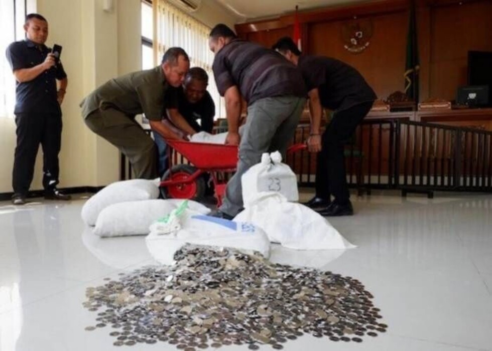 Divorciado pagó a su ex $us 10 mil en monedas