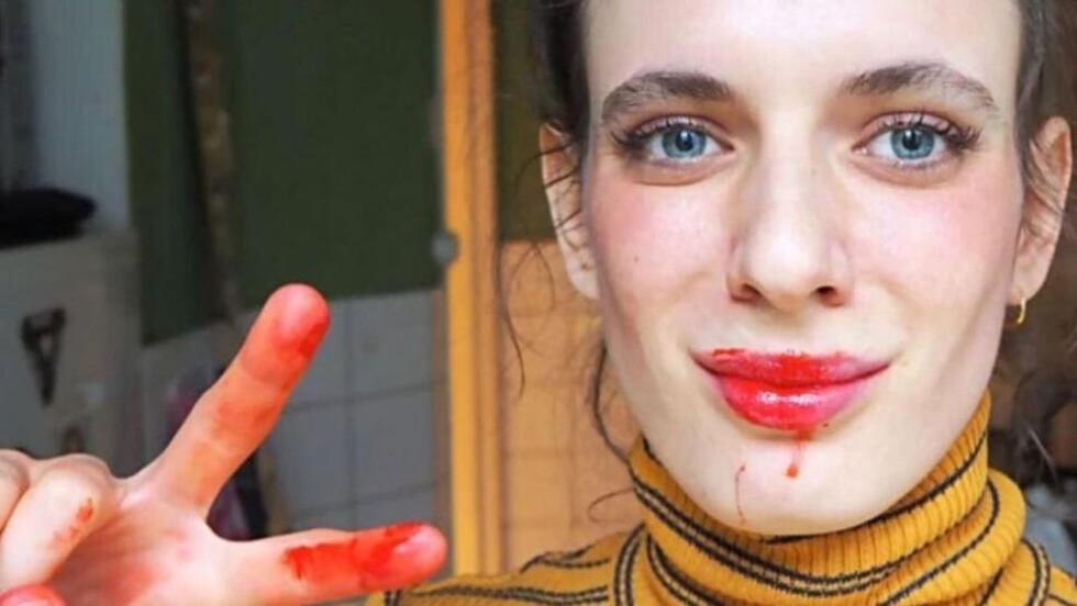 Mujer hizo una salchicha con su propia sangre