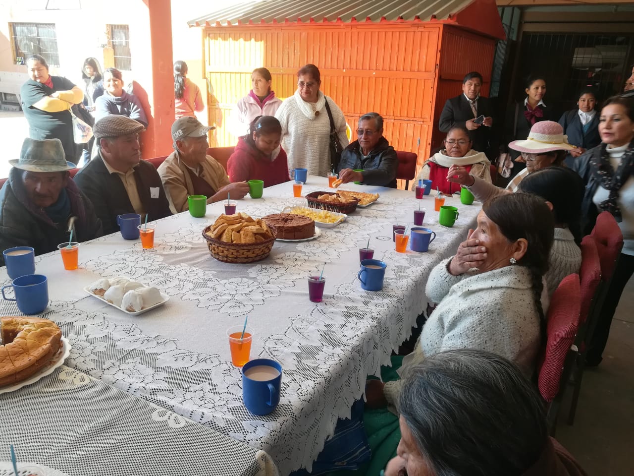 Abuelitos son homenajeados en la U.E José Manuel Ávila 1 en coordinación con la Policía