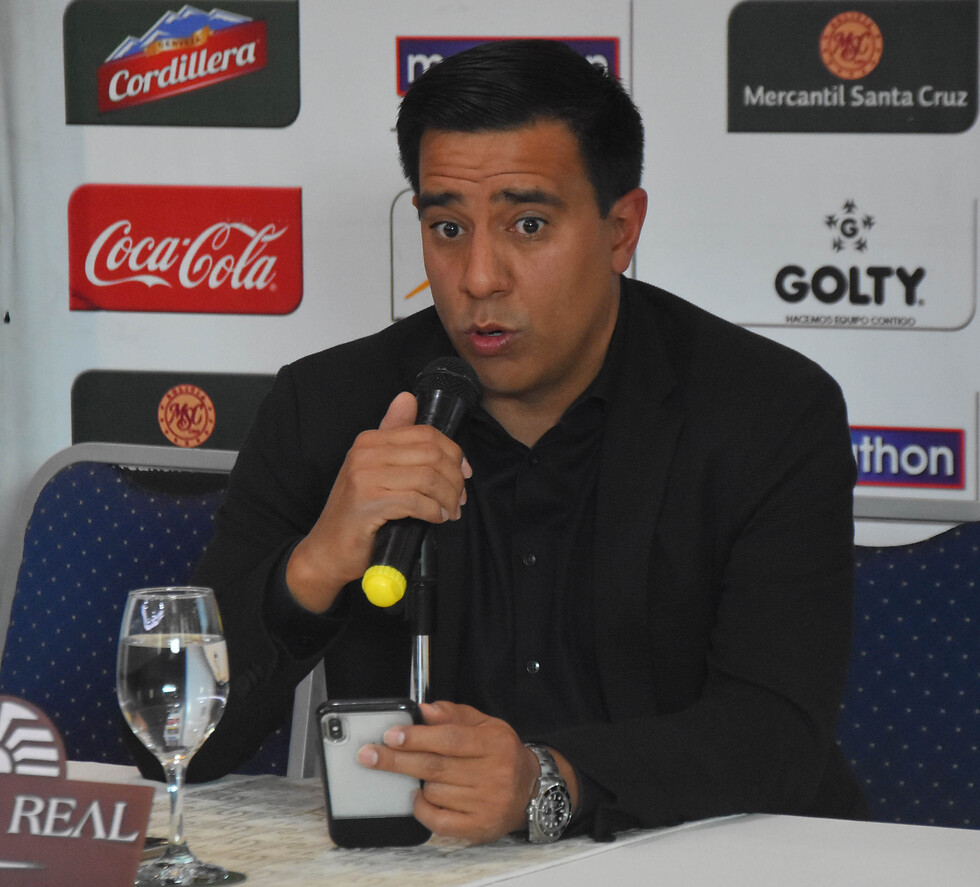 César Farías trabajará con base de 50 futbolistas