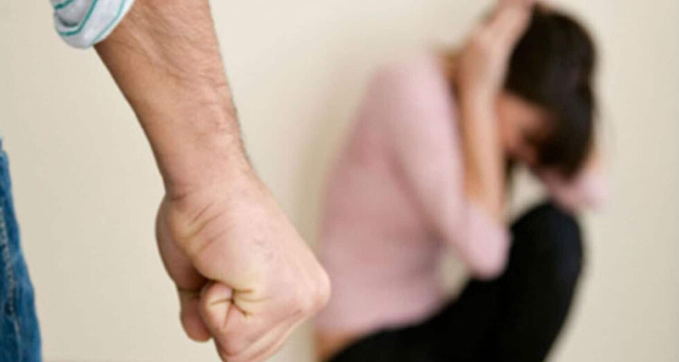 Sujeto pegaba a su esposa y la hija lo mordió