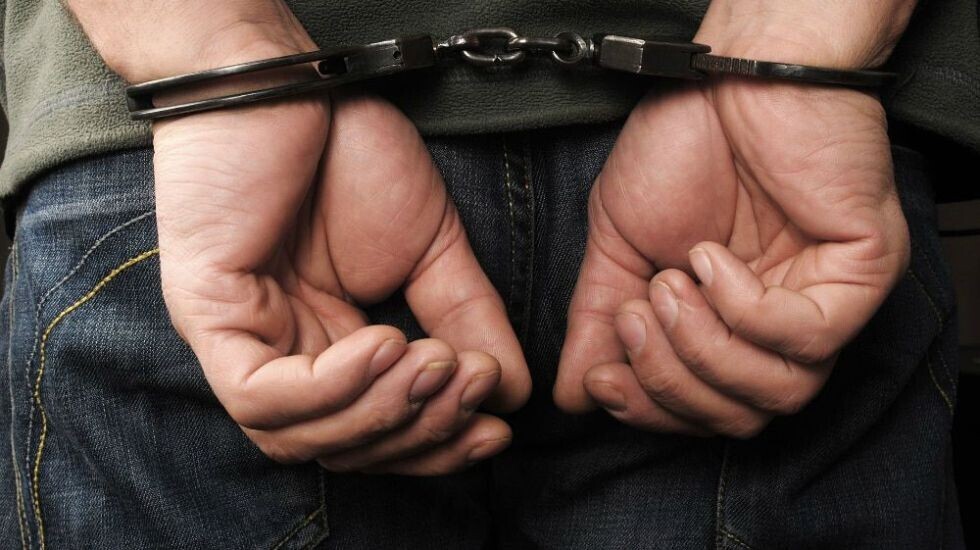 Recluyen a joven y menor por violación a un hombre