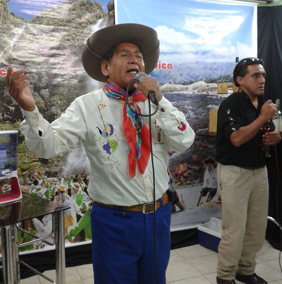 Ernesto-Mealla-cantando