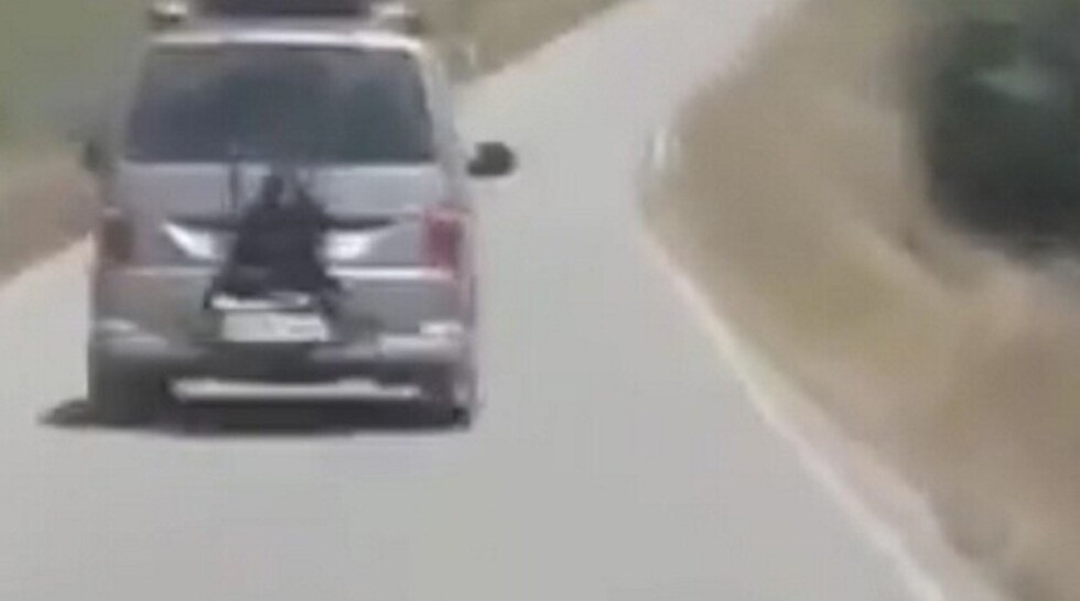 Sujeto amarró a hija en la parte trasera de auto