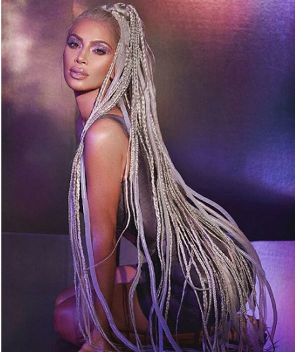 Critican a Kim Kardashian  por un extrovertido look