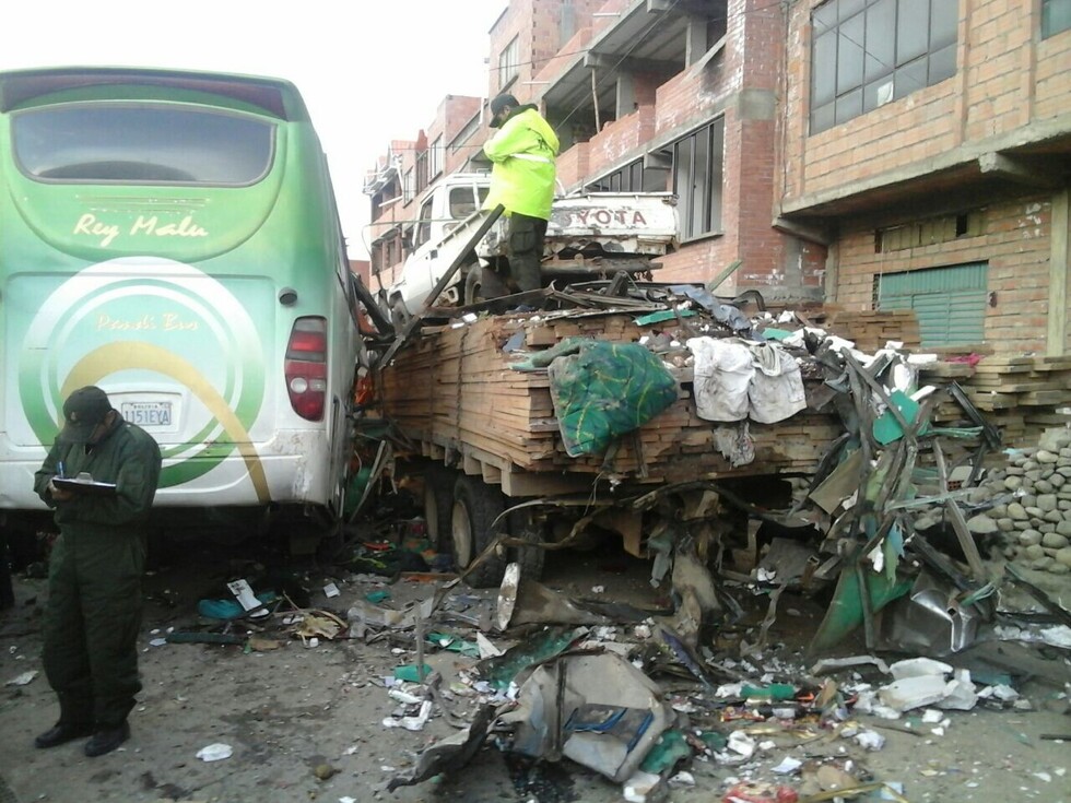 Bus con estudiantes se accidenta al llegar a Sucre