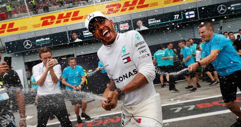 Hamilton da un golpe psicológico al exhibirse en la casa de Ferrari