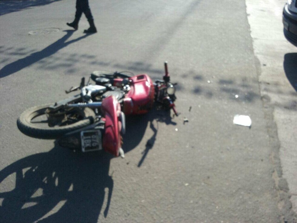 Colisionó con   su vagoneta  a motocicleta y se escapó