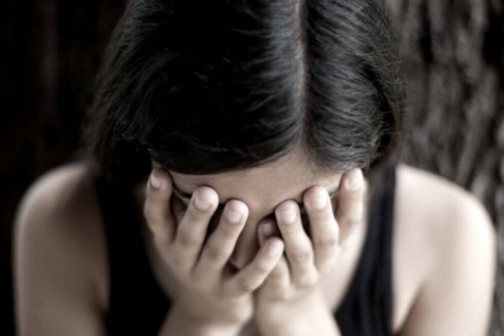 La golpeó e hizo abortar para seguir con ella