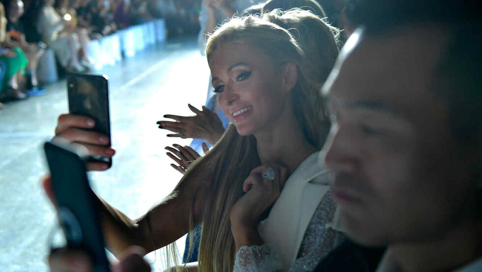 Paris Hilton  luce su anillo  de US$2 MM