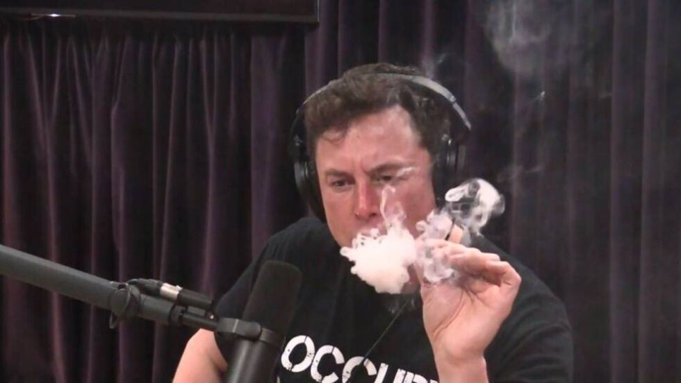 Un magnate fuma marihuana en una entrevista