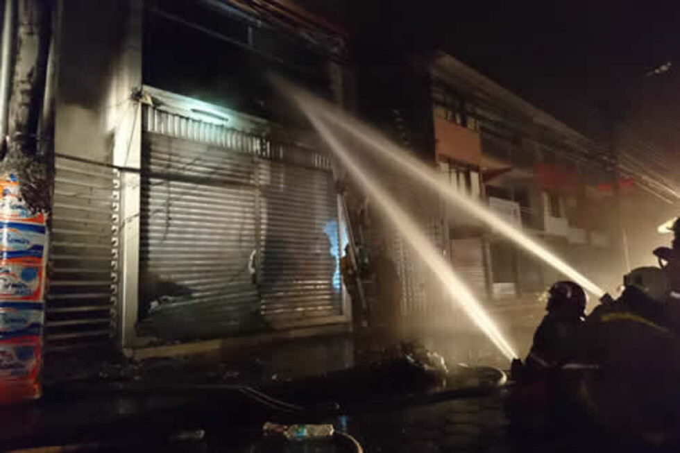 Rescatan a 8 personas de incendio en una tienda