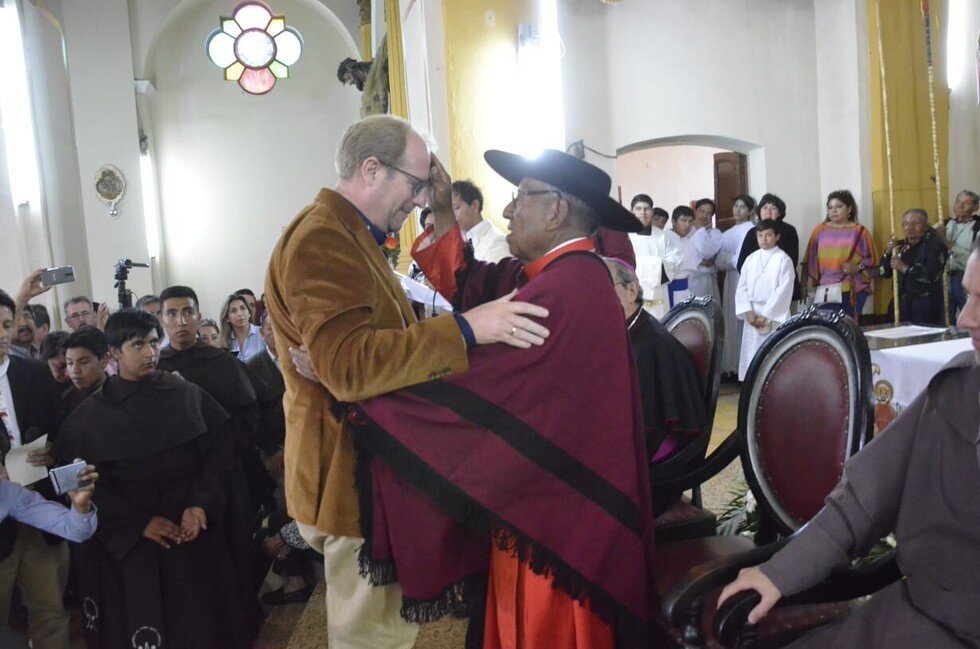 Gobernador Oliva entrega reconocimiento al cardenal Toribio Ticona