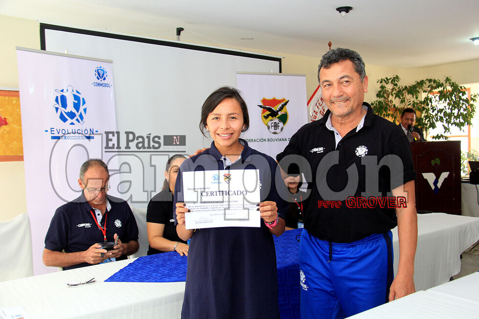 Cierra con éxito el curso básico de fútbol femenino