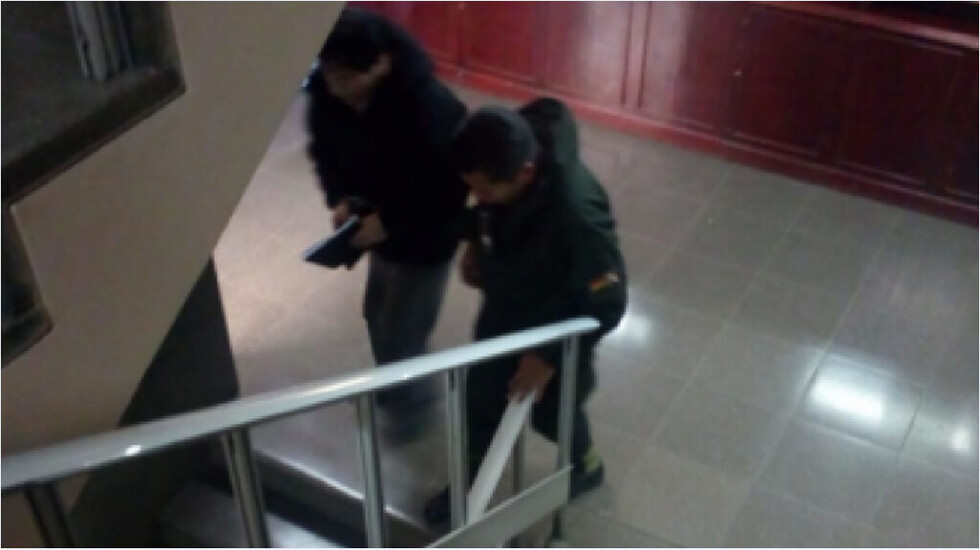 Destituyen a un fiscal que cubrió a forense violador