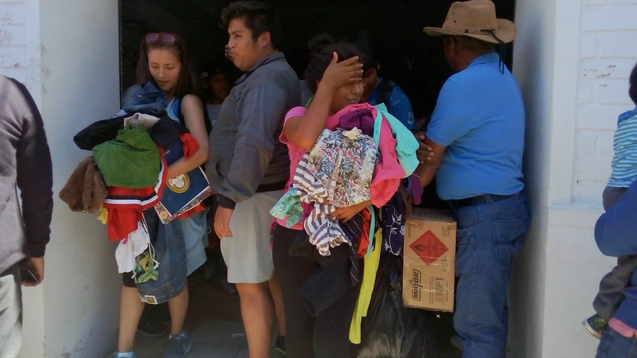 Comerciantes regalan ropa usada para evitar el decomiso de Aduana (VIDEO)