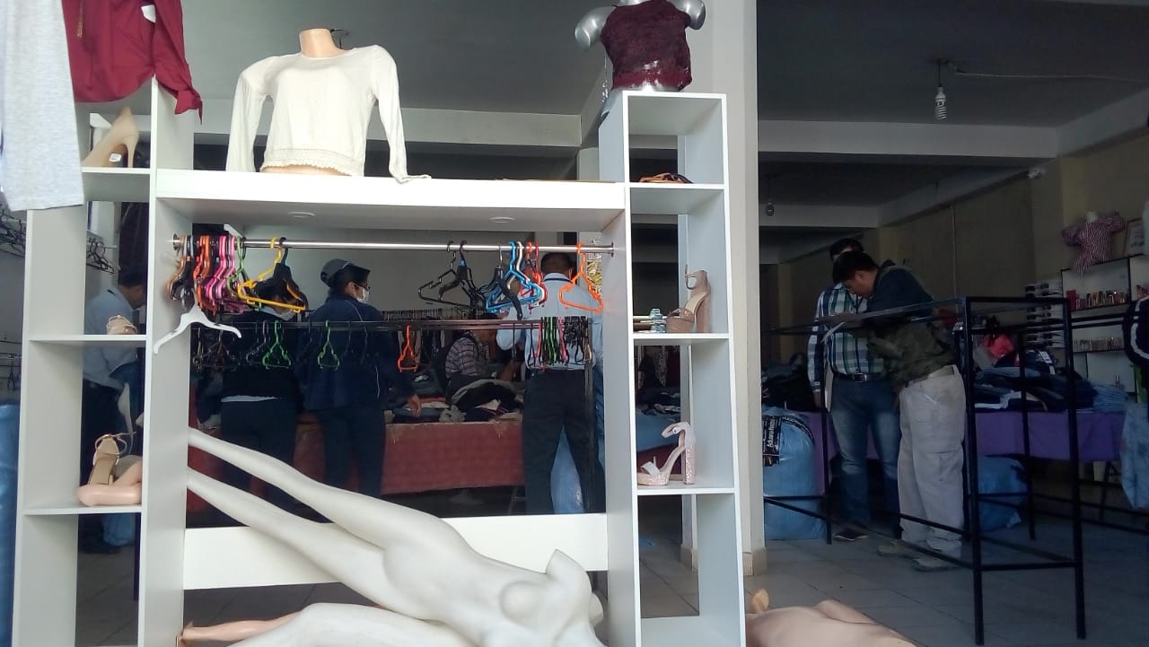 Aduana decomisa ropa usada en tiendas del centro de Tarija