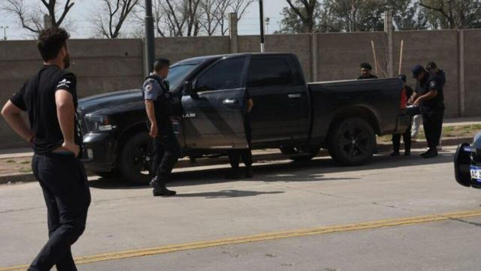 Dejó a sus hijos en el  colegio y casi lo matan