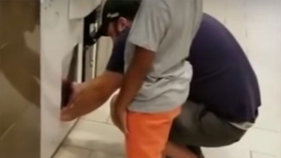 Usó a su hija para poder robar videojuegos