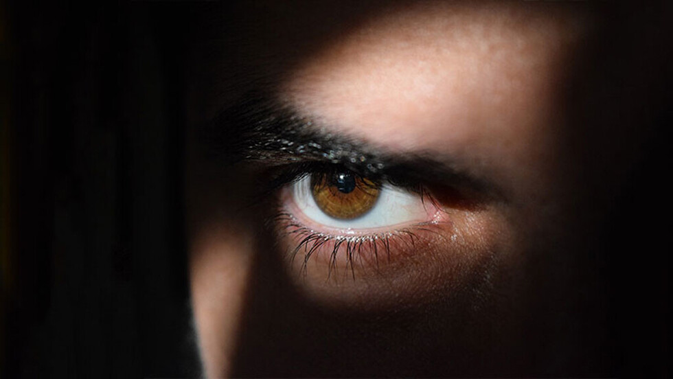 Sacan ojos a policía por 1 capa de invisibilidad