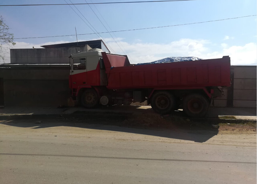 Camión chocó con una vivienda en Miraflores