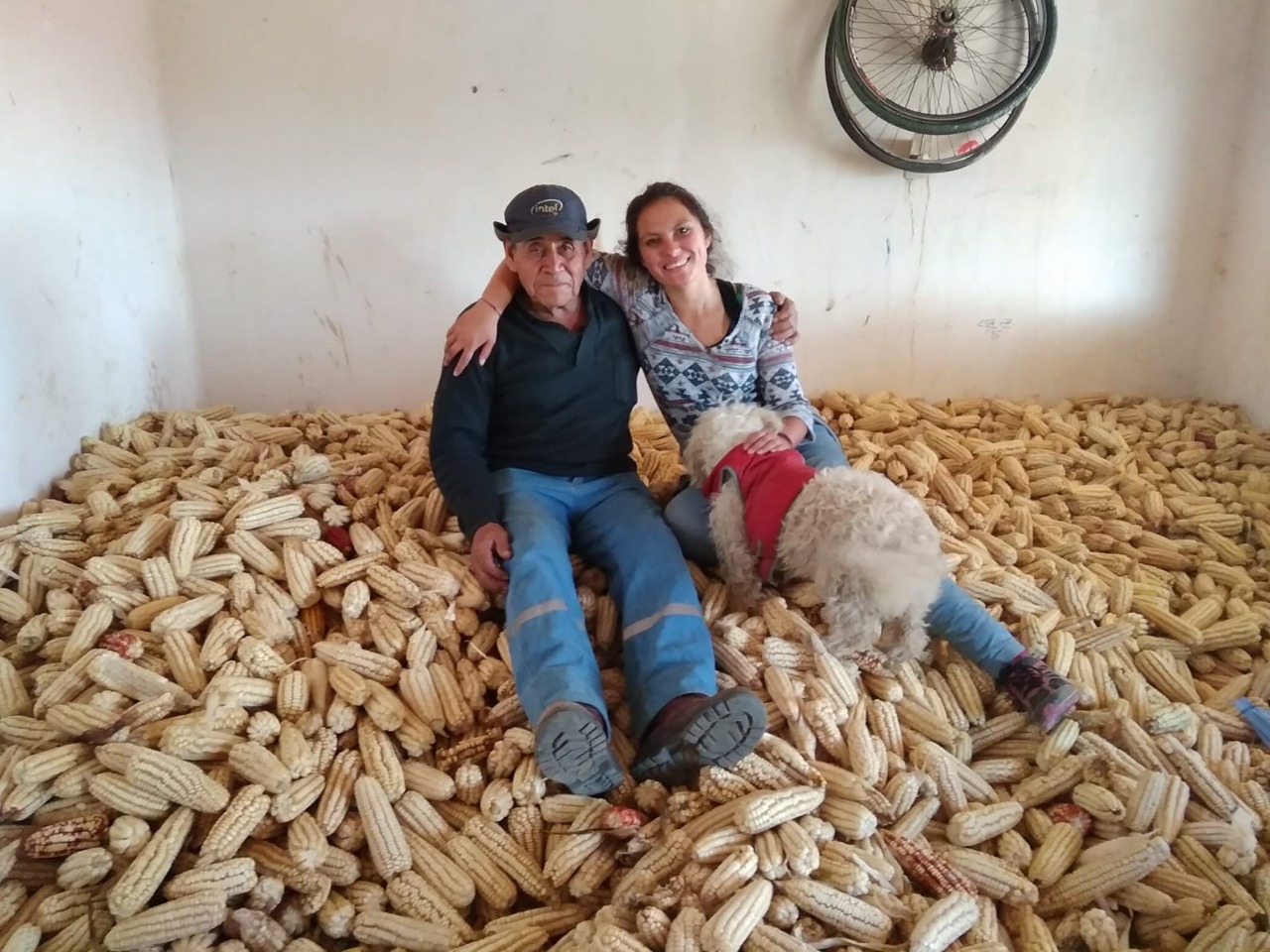 Lorena entre la tierra, el sol y las plantas