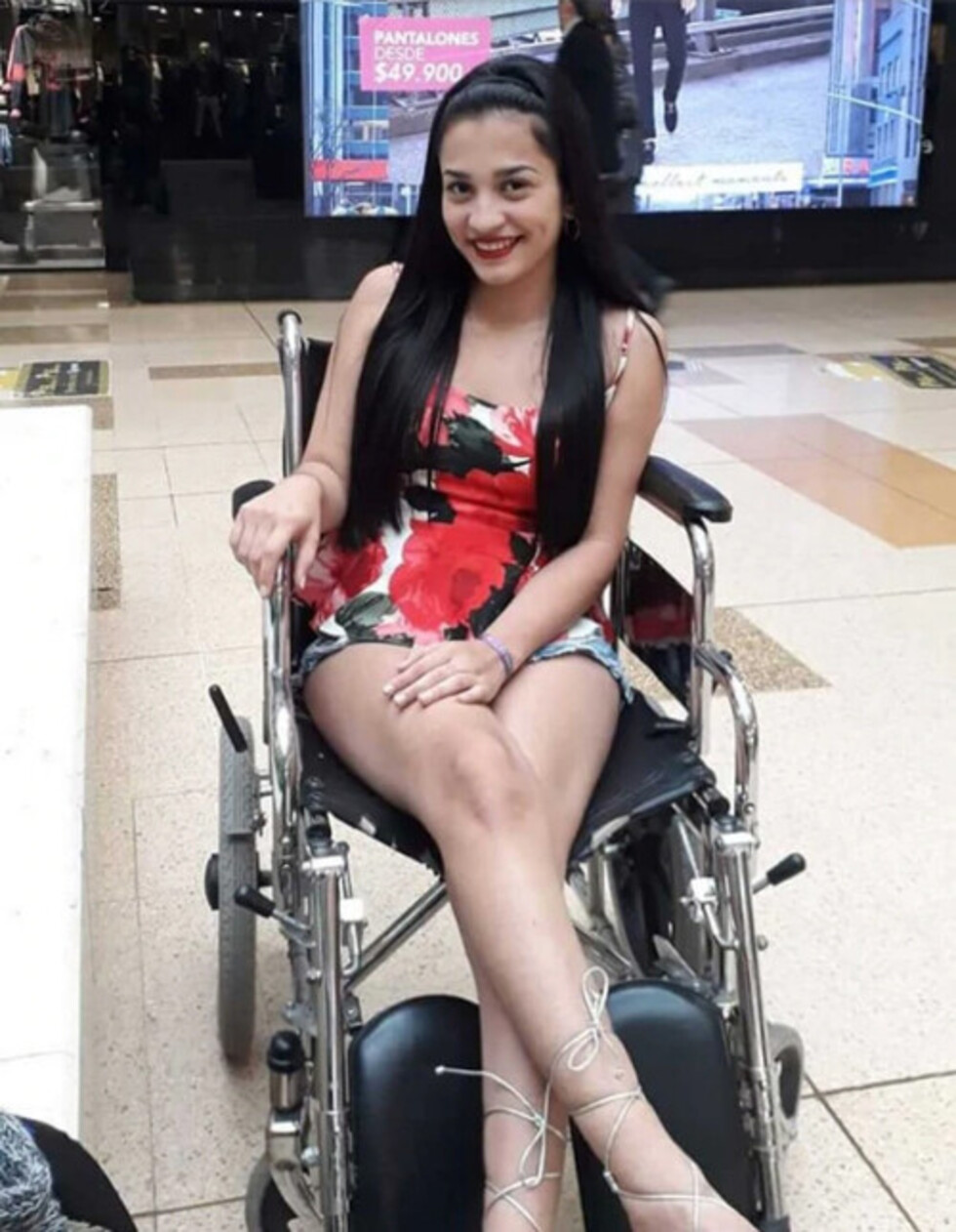Un tatuaje  la dejó en  una silla  de ruedas