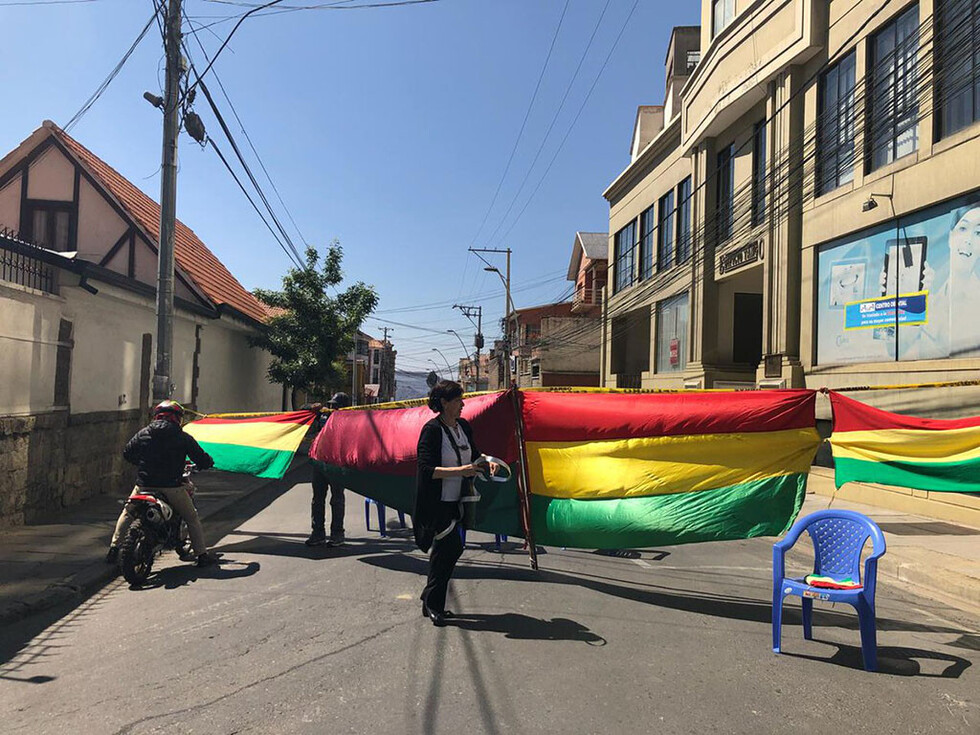 Bolivia vive una jornada de marchas y bloqueos en el día de la democracia